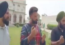 ਸਿੱਧੂ ਮੂਸੇਵਾਲਾ ਦੇ ਘਰ ਪੁੱਜੇ ਤਿੰਨ ਅਨੋਖੇ ਫੈਨ : ਬੋਲਣ -ਸੁਣਨ ਤੋਂ ਅਸਮਰੱਥ ਤਿੰਨੇ ਦੋਸਤਾਂ ਨੇ ਗਾਇਕ ਦੇ ਸਟਾਈਲ ‘ਚ ਮਾਰੀ ਥਾਪੀ