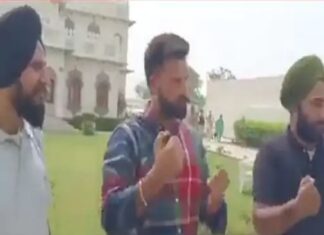 ਸਿੱਧੂ ਮੂਸੇਵਾਲਾ ਦੇ ਘਰ ਪੁੱਜੇ ਤਿੰਨ ਅਨੋਖੇ ਫੈਨ : ਬੋਲਣ -ਸੁਣਨ ਤੋਂ ਅਸਮਰੱਥ ਤਿੰਨੇ ਦੋਸਤਾਂ ਨੇ ਗਾਇਕ ਦੇ ਸਟਾਈਲ ‘ਚ ਮਾਰੀ ਥਾਪੀ