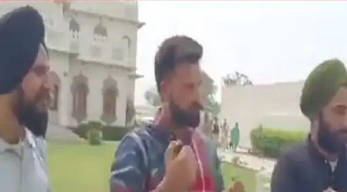 ਸਿੱਧੂ ਮੂਸੇਵਾਲਾ ਦੇ ਘਰ ਪੁੱਜੇ ਤਿੰਨ ਅਨੋਖੇ ਫੈਨ : ਬੋਲਣ -ਸੁਣਨ ਤੋਂ ਅਸਮਰੱਥ ਤਿੰਨੇ ਦੋਸਤਾਂ ਨੇ ਗਾਇਕ ਦੇ ਸਟਾਈਲ ‘ਚ ਮਾਰੀ ਥਾਪੀ