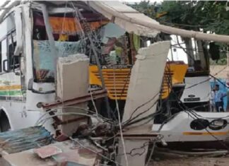 ਫਿਰੋਜ਼ਪੁਰ : ਤੇਜ਼ ਰਫਤਾਰ ਬੱਸ ਬਿਜਲੀ ਦੇ ਖੰਭੇ ‘ਚ ਵੱਜੀ, 1 ਵਿਅਕਤੀ ਦੀ ਮੌਤ, 4 ਗੰਭੀਰ