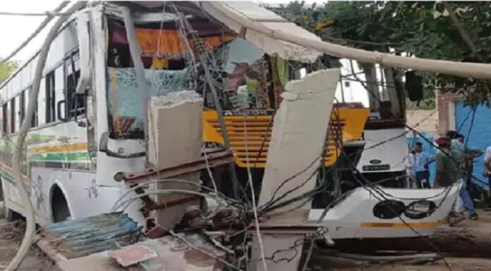 ਫਿਰੋਜ਼ਪੁਰ : ਤੇਜ਼ ਰਫਤਾਰ ਬੱਸ ਬਿਜਲੀ ਦੇ ਖੰਭੇ ‘ਚ ਵੱਜੀ, 1 ਵਿਅਕਤੀ ਦੀ ਮੌਤ, 4 ਗੰਭੀਰ