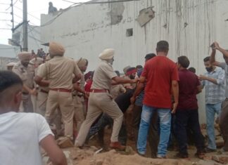 ਜਲੰਧਰ ‘ਚ ਦੋ ਗੁੱਟਾਂ ਵਿਚਾਲੇ ਹੰਗਾਮਾ, ਤਿੰਨ ਥਾਣਿਆਂ ਦੀ ਪੁਲਿਸ ਨੇ ਸ਼ਾਂਤ ਕਰਵਾਇਆ ਮਾਹੌਲ