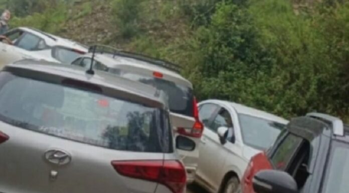 18 ਘੰਟਿਆਂ ਬਾਅਦ ਵੀ ਨਹੀਂ ਖੁੱਲ੍ਹਿਆ ਮਨਾਲੀ-ਚੰਡੀਗੜ੍ਹ ਨੈਸ਼ਨਲ ਹਾਈਵੇ, ਭੁੱਖੇ-ਤਿਹਾਏ ਫਸੇ ਪੰਜਾਬ ਦੇੇ ਹਜ਼ਾਰਾਂ ਲੋਕ