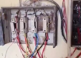 ਅੰਮ੍ਰਿਤਸਰ : ਬਿਜਲੀ ਚੋਰੀ ਕਰਨ ਦਾ ਢੰਗ ਦੇਖ ਕੇ ਛਾਪਾ ਮਾਰਨ ਆਏ ਬਿਜਲੀ ਵਾਲਿਆਂ ਦੇ ਵੀ ਘੁੰਮੇ ਦਿਮਾਗ, ਦੇਖੋ ਪੂਰੀ ਵੀਡੀਓ