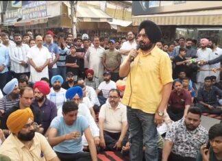 ਮੋਗਾ ‘ਚ ਦਿਨ-ਦਿਹਾੜੇ ਸੁਨਿਆਰੇ ਦਾ ਗੋਲ਼ੀਆਂ ਮਾਰ ਕੇ ਕਤਲ, ਰੋਸ ਵਜੋਂ ਦੁਕਾਨਦਾਰਾਂ ਨੇ ਬੰਦ ਕੀਤੇ ਬਾਜ਼ਾਰ