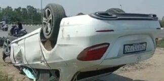 ਫਗਵਾੜਾ : ਸੰਤੁਲਨ ਵਿਗੜਨ ਨਾਲ ਪਲਟੀ ਕਾਰ, ਬਾਈਕ ਸਵਾਰ ਨੂੰ ਲਿਆ ਲਪੇਟ ‘ਚ, ਦਰਦਨਾਕ ਮੌਤ