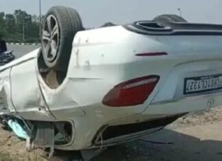 ਫਗਵਾੜਾ : ਸੰਤੁਲਨ ਵਿਗੜਨ ਨਾਲ ਪਲਟੀ ਕਾਰ, ਬਾਈਕ ਸਵਾਰ ਨੂੰ ਲਿਆ ਲਪੇਟ ‘ਚ, ਦਰਦਨਾਕ ਮੌਤ