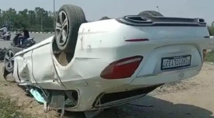 ਫਗਵਾੜਾ : ਸੰਤੁਲਨ ਵਿਗੜਨ ਨਾਲ ਪਲਟੀ ਕਾਰ, ਬਾਈਕ ਸਵਾਰ ਨੂੰ ਲਿਆ ਲਪੇਟ ‘ਚ, ਦਰਦਨਾਕ ਮੌਤ