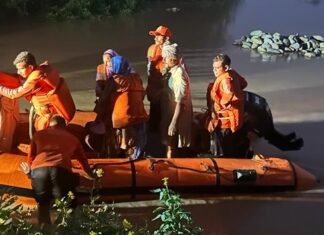 ਜਲੰਧਰ : ਪ੍ਰਸ਼ਾਸਨ ਨੇ ਘਰਾਂ ‘ਚ ਫਸੇ 34 ਲੋਕਾਂ ਨੂੰ ਸੁਰੱਖਿਅਤ ਕੱਢਣ ਲਈ ਸ਼ੁਰੂ ਕੀਤਾ ਨਾਈਟ ਰੈਸਕਿਊ ਆਪ੍ਰੇਸ਼ਨ, ਡਿਪਟੀ ਕਮਿਸ਼ਨਰ ਨੇ ਖੁਦ ਕੀਤੀ ਨਿਗਰਾਨੀ