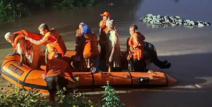 ਜਲੰਧਰ : ਪ੍ਰਸ਼ਾਸਨ ਨੇ ਘਰਾਂ ‘ਚ ਫਸੇ 34 ਲੋਕਾਂ ਨੂੰ ਸੁਰੱਖਿਅਤ ਕੱਢਣ ਲਈ ਸ਼ੁਰੂ ਕੀਤਾ ਨਾਈਟ ਰੈਸਕਿਊ ਆਪ੍ਰੇਸ਼ਨ, ਡਿਪਟੀ ਕਮਿਸ਼ਨਰ ਨੇ ਖੁਦ ਕੀਤੀ ਨਿਗਰਾਨੀ