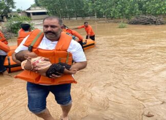 ਹੜ੍ਹ ਪੀੜਤਾਂ ਦੀ ਮਦਦ ਲਈ ਅੱਗੇ ਆਏ MP ਸੁਸ਼ੀਲ ਰਿੰਕੂ, ਪਾਣੀ ‘ਚ ਫਸੇ ਲੋਕਾਂ ਨੂੰ ਬਾਹਰ ਕੱਢਦੇ ਦਿਸੇ