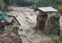 ਮਨਾਲੀ ‘ਚ ਭਾਰੀ ਮੀਹ : ਬਿਆਸ ਦਰਿਆ ਦੇ ਕੰਢੇ ਇਕੋ ਲੇਨ ‘ਚ ਬਣੀਆਂ ਕਈ ਦੁਕਾਨਾਂ ਤੇ SBI ਦਾ ਏਟੀਐੱਮ ਰੁੜ੍ਹਿਆ