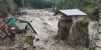 ਮਨਾਲੀ ‘ਚ ਭਾਰੀ ਮੀਹ : ਬਿਆਸ ਦਰਿਆ ਦੇ ਕੰਢੇ ਇਕੋ ਲੇਨ ‘ਚ ਬਣੀਆਂ ਕਈ ਦੁਕਾਨਾਂ ਤੇ SBI ਦਾ ਏਟੀਐੱਮ ਰੁੜ੍ਹਿਆ