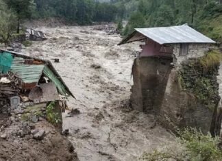 ਮਨਾਲੀ ‘ਚ ਭਾਰੀ ਮੀਹ : ਬਿਆਸ ਦਰਿਆ ਦੇ ਕੰਢੇ ਇਕੋ ਲੇਨ ‘ਚ ਬਣੀਆਂ ਕਈ ਦੁਕਾਨਾਂ ਤੇ SBI ਦਾ ਏਟੀਐੱਮ ਰੁੜ੍ਹਿਆ