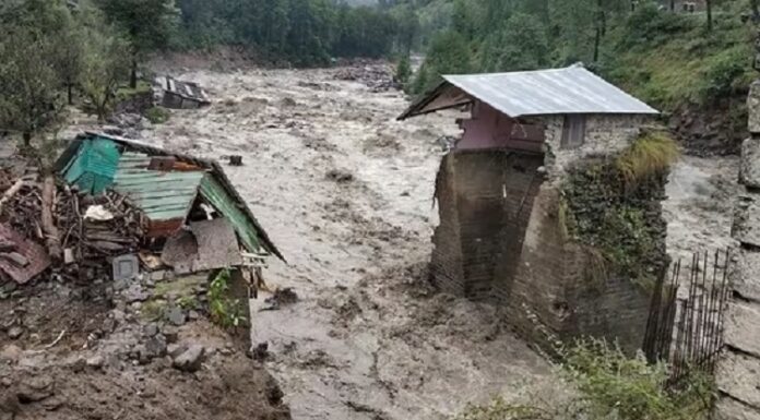 ਮਨਾਲੀ ‘ਚ ਭਾਰੀ ਮੀਹ : ਬਿਆਸ ਦਰਿਆ ਦੇ ਕੰਢੇ ਇਕੋ ਲੇਨ ‘ਚ ਬਣੀਆਂ ਕਈ ਦੁਕਾਨਾਂ ਤੇ SBI ਦਾ ਏਟੀਐੱਮ ਰੁੜ੍ਹਿਆ