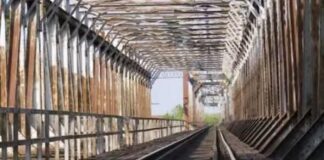 ਮੁੰਬਈ : 90 ਫੁੱਟ ਲੰਬੇ ਲੋਹੇ ਦੇ ਪੁਲ਼ ਨੂੰ ਟਰੱਕ ‘ਚ ਲੱਦ ਕੇ ਲੈ ਗਏ ਚੋਰ; ਜਿਨ੍ਹਾਂ ਨੇ ਬਣਾਇਆ ਸੀ, ਉਨ੍ਹਾਂ ਨੇ ਹੀ ਚਾੜ੍ਹਿਆ ਚੰਨ