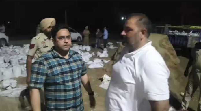 बाढ़ से निपटने के लिए सांसद व डीसी ने देर रात तक संवेदनशील इलाकों में भरवाई मिट्टी की बोरियां