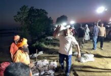 ਜਲੰਧਰ ‘ਚ ਧੁੱਸੀ ਬੰਨ੍ਹ ਟੁੱਟਿਆ : ਪੂਰੀ ਰਾਤ ਚੱਲੇ ਬਚਾਅ ਕਾਰਜ; MP ਰਿੰਕੂ ਤੇ ਸੀਚੇਵਾਲ ਨੇ ਖੁਦ ਚੁੱਕੇ ਮਿੱਟੀ ਦੇ ਬੋਰੇ