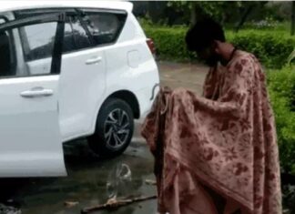 ਖੰਨਾ ‘ਚ ਕੁੱਤੇ ਨੇ ਬਚਾਈ ਕੌਂਸਲ ਪ੍ਰਧਾਨ ਦੀ ਜਾਨ: ਗੱਡੀ ‘ਚ ਸੱਪ ਦੇਖ ਭੌਂਕਣ ਲੱਗਾ ਕੁੱਤਾ, ਸਪੇਰੇ ਨੇ ਬੀਨ ਵਜਾਈ ਤਾਂ 5 ਹੋਰ ਨਿਕਲ ਆਏ