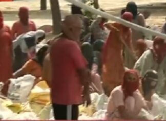 ਮਾਨਸਾ : ਘੱਗਰ ਨੂੰ ਰੋਕਣ ਲਈ ਨੈਸ਼ਨਲ ਹਾਈਵੇ ‘ਤੇ ਮਿੱਟੀ ਦੀਆਂ ਬੋਰੀਆਂ ਦਾ ਬੰਨ੍ਹ ਬਣਾ ਰਹੇ ਨੇ ਸਰਦੂਲਗੜ੍ਹ ਦੇ ਲੋਕ