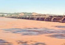 ਲੁਧਿਆਣਾ : ਡੇਂਜ਼ਰ ਜ਼ੋਨ ‘ਚ ਸਤਲੁਜ ਦਰਿਆ : ਨੇੜੇ-ਤੇੜੇ ਦੇ 15-20 ਪਿੰਡ ਖਾਲੀ ਕਰਵਾਏ, ਲੋਕਾਂ ਨੇ ਸੜਕਾਂ ‘ਤੇ ਕੱਟੀ ਰਾਤ