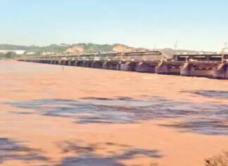 ਲੁਧਿਆਣਾ : ਡੇਂਜ਼ਰ ਜ਼ੋਨ ‘ਚ ਸਤਲੁਜ ਦਰਿਆ : ਨੇੜੇ-ਤੇੜੇ ਦੇ 15-20 ਪਿੰਡ ਖਾਲੀ ਕਰਵਾਏ, ਲੋਕਾਂ ਨੇ ਸੜਕਾਂ ‘ਤੇ ਕੱਟੀ ਰਾਤ