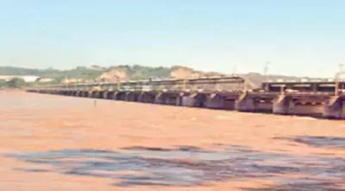 ਲੁਧਿਆਣਾ : ਡੇਂਜ਼ਰ ਜ਼ੋਨ ‘ਚ ਸਤਲੁਜ ਦਰਿਆ : ਨੇੜੇ-ਤੇੜੇ ਦੇ 15-20 ਪਿੰਡ ਖਾਲੀ ਕਰਵਾਏ, ਲੋਕਾਂ ਨੇ ਸੜਕਾਂ ‘ਤੇ ਕੱਟੀ ਰਾਤ