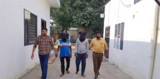 ਆਹ ਦੇਖ ਲਵੋ ਅੱਜ ਦੇ ਬੰਦੇ : ਘਰ ਵਾਲੀਆਂ ਤੋਂ ਫੋਨ ਕਰਵਾ ਕੇ ਅਣਜਾਣ ਲੋਕਾਂ ਨੂੰ ਕਰਦੇ ਸਨ ਬਲੈਕਮੇਲ, ਦੋ ਕਾਬੂ