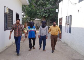 ਆਹ ਦੇਖ ਲਵੋ ਅੱਜ ਦੇ ਬੰਦੇ : ਘਰ ਵਾਲੀਆਂ ਤੋਂ ਫੋਨ ਕਰਵਾ ਕੇ ਅਣਜਾਣ ਲੋਕਾਂ ਨੂੰ ਕਰਦੇ ਸਨ ਬਲੈਕਮੇਲ, ਦੋ ਕਾਬੂ