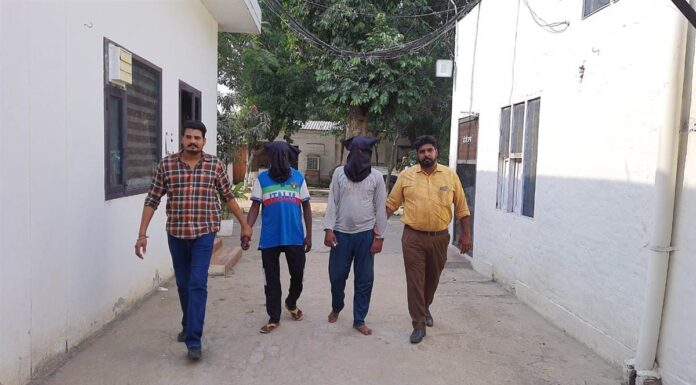 ਆਹ ਦੇਖ ਲਵੋ ਅੱਜ ਦੇ ਬੰਦੇ : ਘਰ ਵਾਲੀਆਂ ਤੋਂ ਫੋਨ ਕਰਵਾ ਕੇ ਅਣਜਾਣ ਲੋਕਾਂ ਨੂੰ ਕਰਦੇ ਸਨ ਬਲੈਕਮੇਲ, ਦੋ ਕਾਬੂ