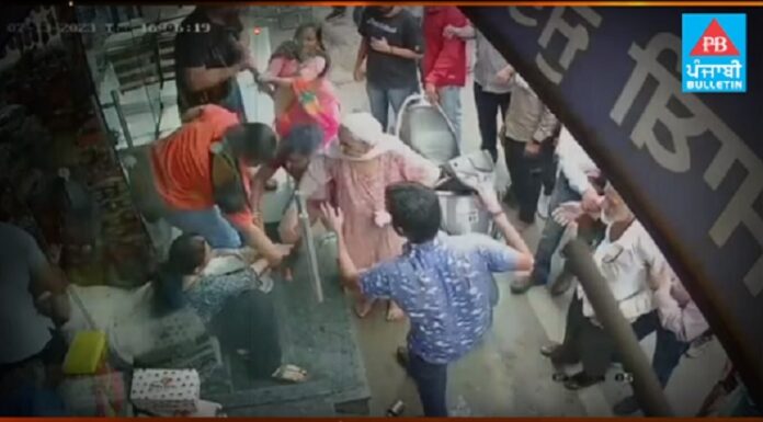 ਲੁਧਿਆਣਾ : ਜੁੱਤੀਆਂ ਦੀਆਂ ਦੋ ਦੁਕਾਨਾਂ ਦੇ ਮਾਲਕਾਂ ਵਿਚਾਲੇ ਜੰਮ ਕੇ ਲੜਾਈ, ਇਕ ਦੂਜੇ ਦੇੇ ਗਾਹਕਾਂ ਨੂੰ ਮਾਰਦੇ ਸੀ ਆਵਾਜ਼ਾਂ, ਵੇਖੋ ਵੀਡੀਓ