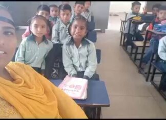 ਸੰਗਰੂਰ : ਅਧਿਆਪਕਾ ਨੇ ਪ੍ਰਾਇਮਰੀ ਸਕੂਲ ਦੇ ਬੱਚਿਆਂ ਨੂੰ ਕਿਹਾ- ਲਾਓ ਸਰਕਾਰ ਖਿਲਾਫ ਨਾਅਰੇ, ਵੀਡੀਓ ਵਾਇਰਲ