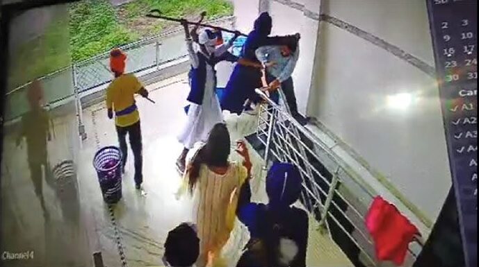 ਫਗਵਾੜਾ : ਗੱਡੀਆਂ ‘ਚ ਆਏ ਨਿਹੰਗਾਂ ਨੇ ਪਤੀ-ਪਤਨੀ ਨੂੰ ਪਹਿਲਾਂ ਬੇਰਹਿਮੀ ਨਾਲ ਕੁੱਟਿਆ, ਫਿਰ ਕੀਤਾ ਕਿਡਨੈਪ