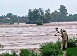 ਉੱਜ ਦਰਿਆ ਪਾਰ ਜਾਣ ਵਾਲੇ ਲੋਕਾਂ ਲਈ RED ALERT, ਸਕੂਲਾਂ ‘ਚ ਵੀ ਛੁੱਟੀ ਦਾ ਐਲਾਨ