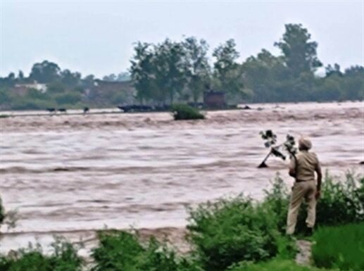 ਉੱਜ ਦਰਿਆ ਪਾਰ ਜਾਣ ਵਾਲੇ ਲੋਕਾਂ ਲਈ RED ALERT, ਸਕੂਲਾਂ ‘ਚ ਵੀ ਛੁੱਟੀ ਦਾ ਐਲਾਨ