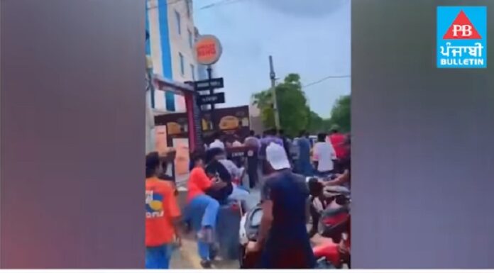 ਜਲੰਧਰ : ਬੰਦ ਦੀ ਆੜ ‘ਚ ਗੁੰਡਾਗਰਦੀ, ਪ੍ਰਦਰਸ਼ਨਕਾਰੀਆਂ ਨੇ ਸਕੂਲ ‘ਚ ਸ਼ਰੇਆਮ ਲਹਿਰਾਏ ਹਥਿਆਰ, ਵੇਖੋ ਵੀਡੀਓ