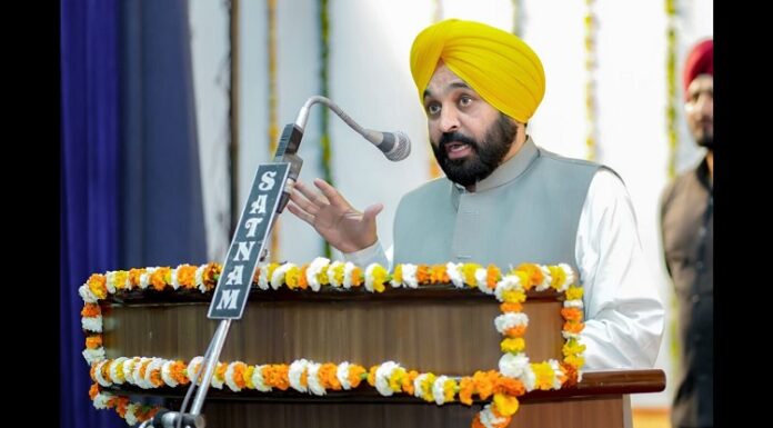 CM ਮਾਨ ਨੇ ਪਟਿਆਲਾ ‘ਚ ਲਹਿਰਾਇਆ ਤਿਰੰਗਾ, ਦੇਸ਼ ਵਾਸੀਆਂ ਨੂੰ ਦਿੱਤੀ ਆਜ਼ਾਦੀ ਦਿਵਸ ਦੀ ਵਧਾਈ