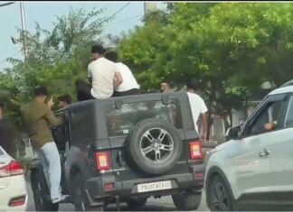 ਜਲੰਧਰ : ਨਿੱਜੀ ਸਕੂਲ ਦੀ ਮੈਰਾਥਨ ਦੌਰਾਨ ਹੁੱਲੜਬਾਜ਼ੀ, ਕਈ ਜੀਪਾਂ ‘ਤੇ ਚੜ੍ਹੇ, ਕਈਆਂ ਨੇ ਬੁਲੇਟਾਂ ਦੇ ਪਟਾਕੇ ਪਾਏ, ਵੇਖੋ ਵੀਡੀਓ