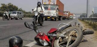 ਮੋਗਾ : ਤੇਜ਼ ਰਫਤਾਰ ਕੈਂਟਰ ਡਿਵਾਈਡਰ ਟੱਪ ਕੇ ਬਾਈਕ ਸਵਾਰਾਂ ਨਾਲ ਟਕਰਾਇਆ, ਪਤੀ-ਪਤਨੀ ਦੀ ਮੌਤ, ਮਾਸੂਮ ਧੀਆਂ ਸੀਰੀਅਸ