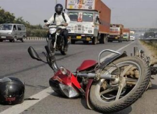 ਮੋਗਾ : ਤੇਜ਼ ਰਫਤਾਰ ਕੈਂਟਰ ਡਿਵਾਈਡਰ ਟੱਪ ਕੇ ਬਾਈਕ ਸਵਾਰਾਂ ਨਾਲ ਟਕਰਾਇਆ, ਪਤੀ-ਪਤਨੀ ਦੀ ਮੌਤ, ਮਾਸੂਮ ਧੀਆਂ ਸੀਰੀਅਸ