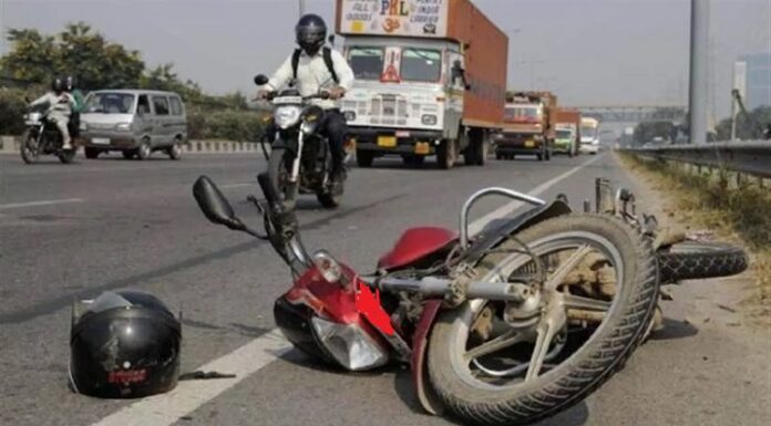 ਮੋਗਾ : ਤੇਜ਼ ਰਫਤਾਰ ਕੈਂਟਰ ਡਿਵਾਈਡਰ ਟੱਪ ਕੇ ਬਾਈਕ ਸਵਾਰਾਂ ਨਾਲ ਟਕਰਾਇਆ, ਪਤੀ-ਪਤਨੀ ਦੀ ਮੌਤ, ਮਾਸੂਮ ਧੀਆਂ ਸੀਰੀਅਸ