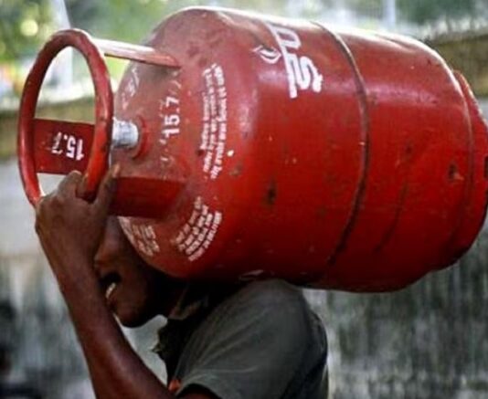ਘਰੇਲੂ LPG ਗੈਸ ਦੀਆਂ ਕੀਮਤਾਂ ‘ਚ ਹੋਈ ਕਟੌਤੀ, ਜਾਣੋ ਕਿੰਨੀ ਹੋਈ ਕੀਮਤ