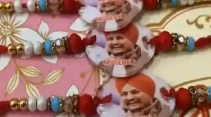 ਸਿੱਧੂ ਮੂਸੇਵਾਲਾ ਹੁਣ ਗੁੱਟ ‘ਤੇ : ਬਾਜ਼ਾਰ ‘ਚ ਪੰਜਾਬੀ ਗਾਇਕ ਦੀ ਤਸਵੀਰ ਵਾਲੀਆਂ ਰੱਖੜੀਆਂ ਦੀ ਮੰਗ; ਬੱਚਿਆਂ ਤੇ ਸਿਪਾਹੀਆਂ ‘ਚ ਕ੍ਰੇਜ਼