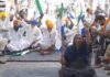 ਕਿਸਾਨ ਦੀਆਂ ਗ੍ਰਿਫਤਾਰੀਆਂ ਦੇ ਵਿਰੋਧ ‘ਚ ਉਸਮਾ ਟੋਲ ਪਲਾਜ਼ਾ ‘ਤੇ ਧਰਨਾ ਦੂਜੇ ਦਿਨ ਵੀ ਜਾਰੀ