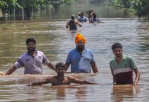 ਹੜ੍ਹਾਂ ਨੇ 8 ਜ਼ਿਲ੍ਹੇ ਲਪੇਟੇ, 140 ਪਿੰਡ ਪਾਣੀ ‘ਚ ਡੁੱਬੇ, ਲੋਕ ਆਪਣੇ ਘਰ-ਬਾਰ ਛੱਡਣ ਨੂੰ ਮਜਬੂਰ