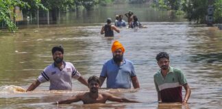 ਹੜ੍ਹਾਂ ਨੇ 8 ਜ਼ਿਲ੍ਹੇ ਲਪੇਟੇ, 140 ਪਿੰਡ ਪਾਣੀ ‘ਚ ਡੁੱਬੇ, ਲੋਕ ਆਪਣੇ ਘਰ-ਬਾਰ ਛੱਡਣ ਨੂੰ ਮਜਬੂਰ