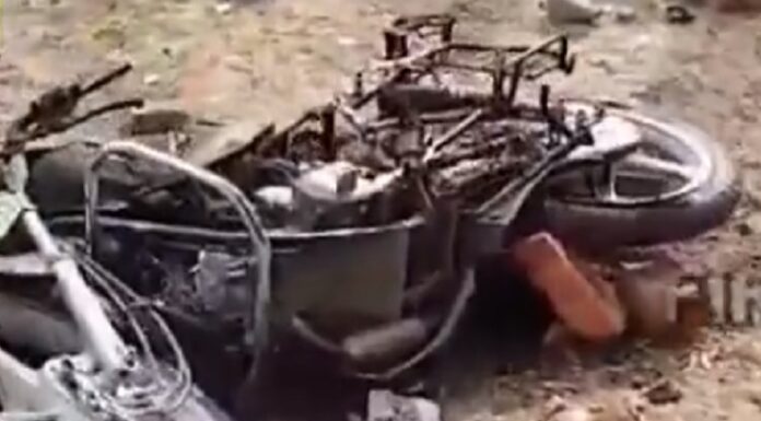 ਤਰਨਤਾਰਨ ਨੇੜਲੇ ਪਿੰਡ ‘ਚ ਭਾਰੀ ਹਿੰਸਾ, ਅਣਪਛਾਤੇ ਨੌਜਵਾਨਾਂ ਨੇ ਸਾੜੇ ਕਈ ਵਾਹਨ, ਕੋਲ ਖੜ੍ਹ ਕੇ ਪਾਇਆ ਭੰਗੜਾ