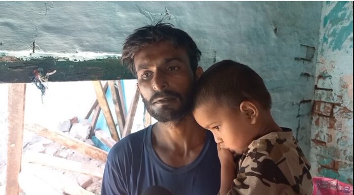 ਹੁਸ਼ਿਆਰਪੁਰ : ਹਰਦੋਖਾਨਪੁਰ ‘ਚ ਭਾਰੀ ਮੀਂਹ ਕਾਰਨ ਡਿਗੀ ਗਰੀਬ ਬੰਦੇ ਦੇ ਘਰ ਦੀ ਛੱਤ, ਮਸਾਂ ਬਚੇ ਨਿੱਕੇ-ਨਿੱਕੇ ਜੁਆਕ