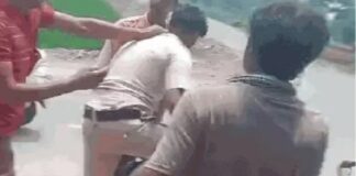 ਗੁਰਦਾਸਪੁਰ : ਨਸ਼ੇ ‘ਚ ਟੱਲੀ 2 ਮੁੰਡਿਆਂ ਨੇ ਚੈਕਿੰਗ ਕਰ ਰਹੇ ਪੁਲਿਸ ਮੁਲਾਜ਼ਮ ਨੂੰ ਕੁੱਟਿਆ, ਵੀਡੀਓ ਵਾਇਰਲ