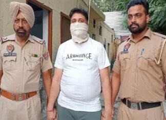 ਮੋਗਾ ਏਅਰ ਹੋਸਟੈੱਸ ਅਕੈਡਮੀ ਮਾਮਲਾ : ਕੁੜੀਆਂ ਨੂੰ ਆਫਿਸ ‘ਚ ਬੁਲਾ ਕੇ ਚੈੱਕ ਕਰਦਾ ਸੀ ਫਿੱਗਰ, ਗ੍ਰਿਫਤਾਰ ਸੰਚਾਲਕ ਤੋੋਂ ਹੋਏ ਹੋਰ ਖੁਲਾਸੇ